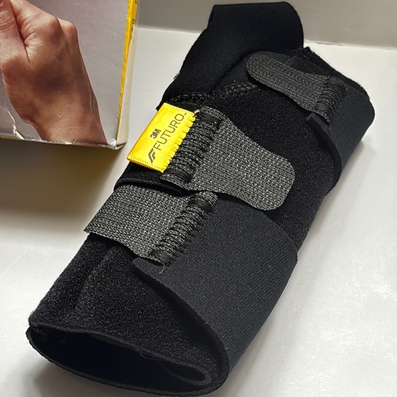 3M Futuro Wrist Left Brace for Compression and Support in Black - Picture 2 of 14